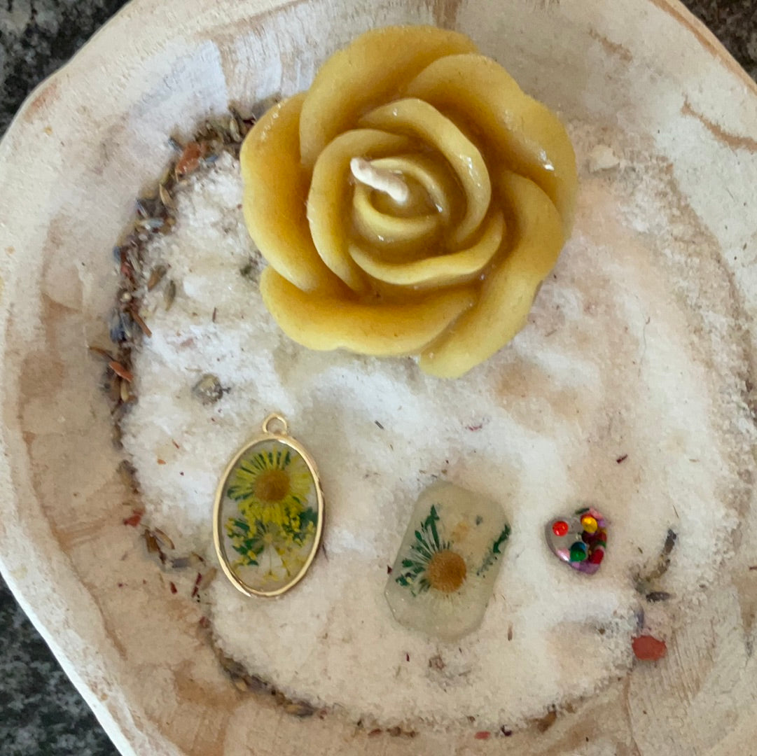 Flower resin pendant/Sparkly heart pendant