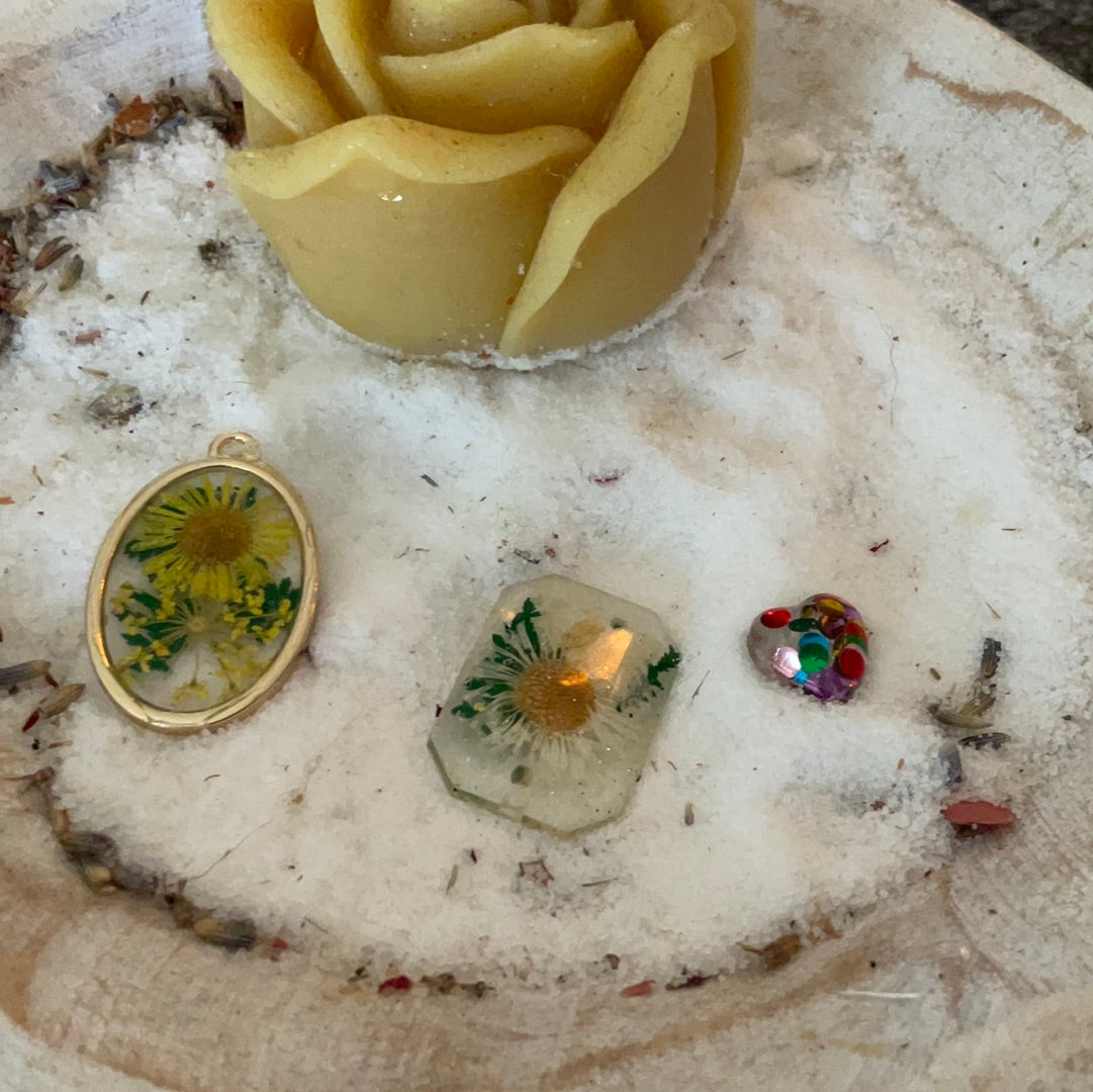 Flower resin pendant/Sparkly heart pendant