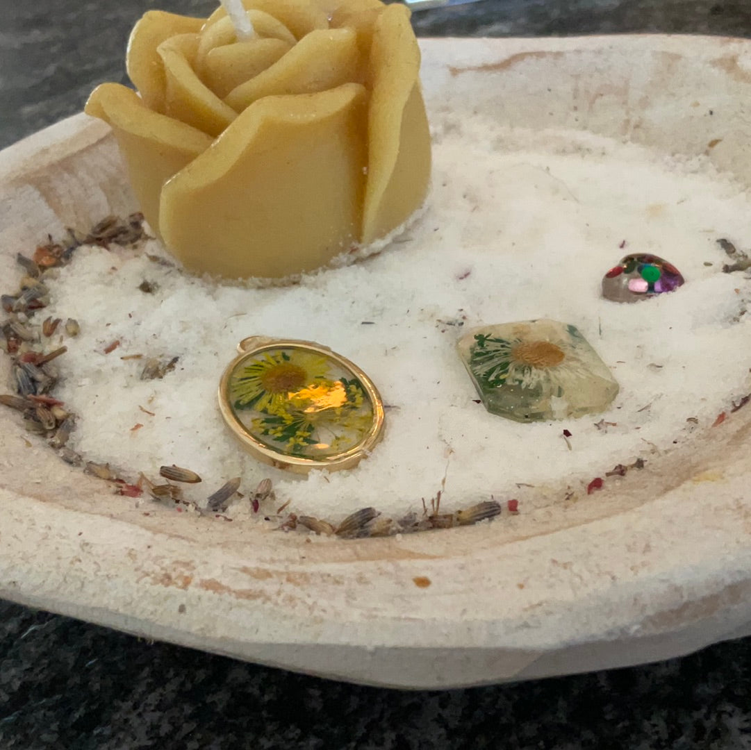 Flower resin pendant/Sparkly heart pendant